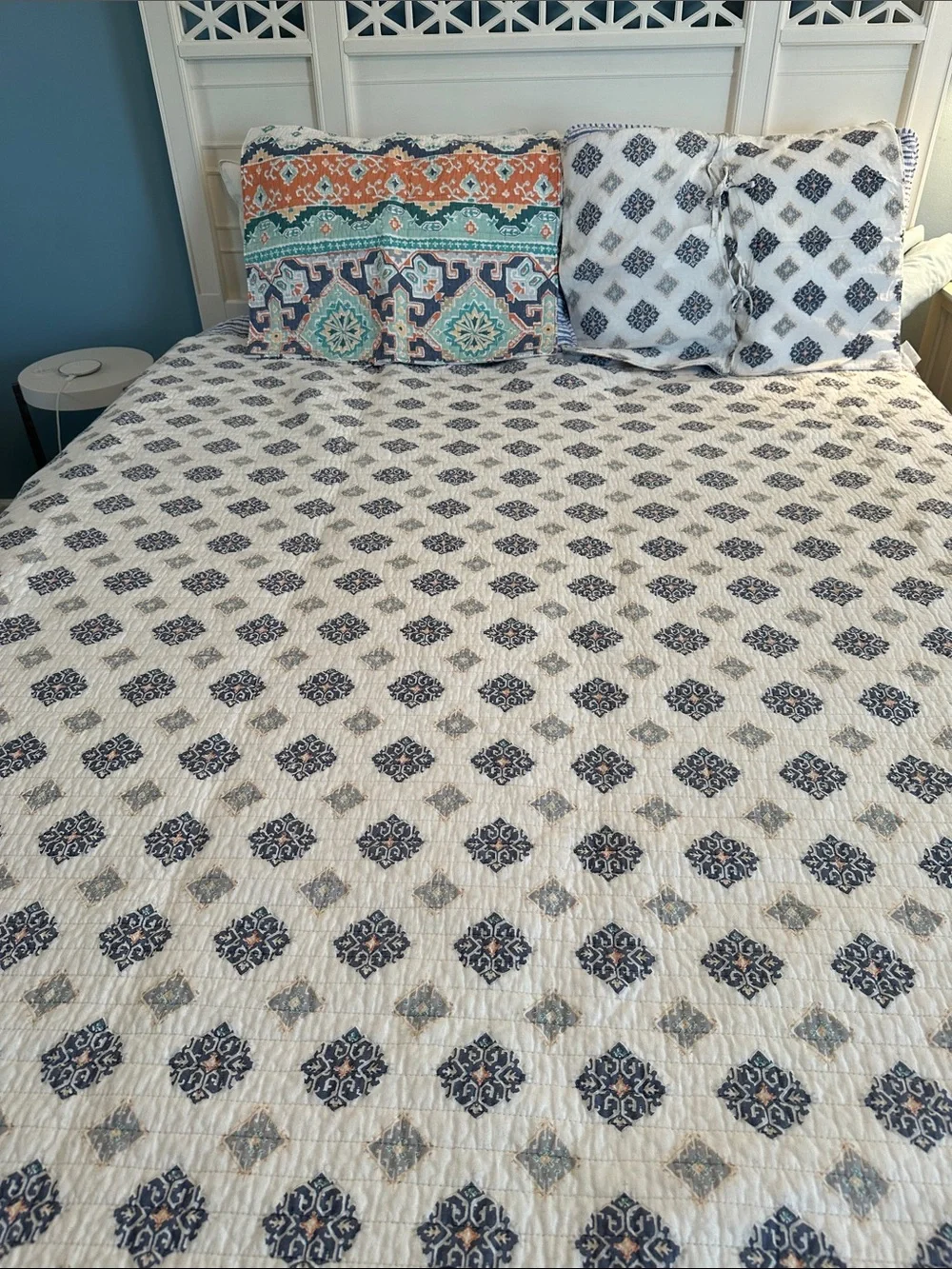 King Size Reversible Medallion Quilt Set + 2 Matching Standard Size Shams